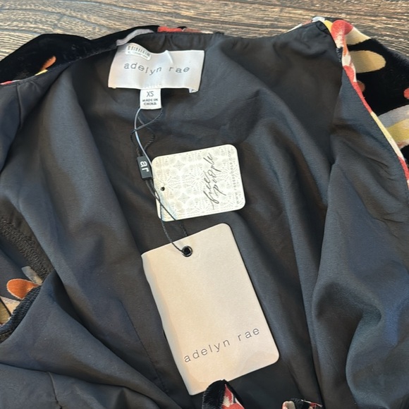 Adelyn Rae Anisse Velvet Wrap Top Black Floral Size XS NWT - Picture 7 of 8